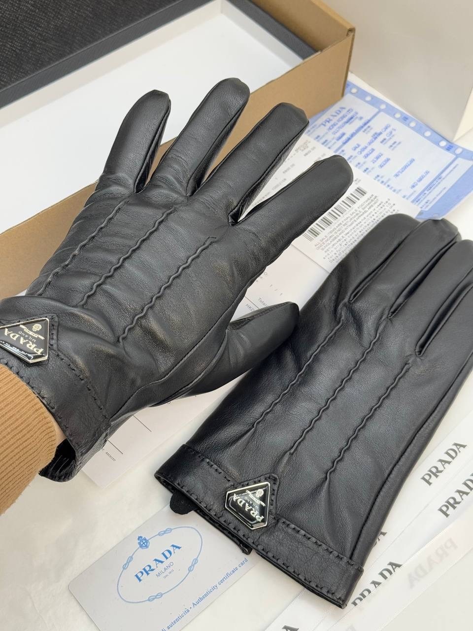 перчатки prada,перчатки модные,кожаные перчатки prada,женские перчатки,перчатки