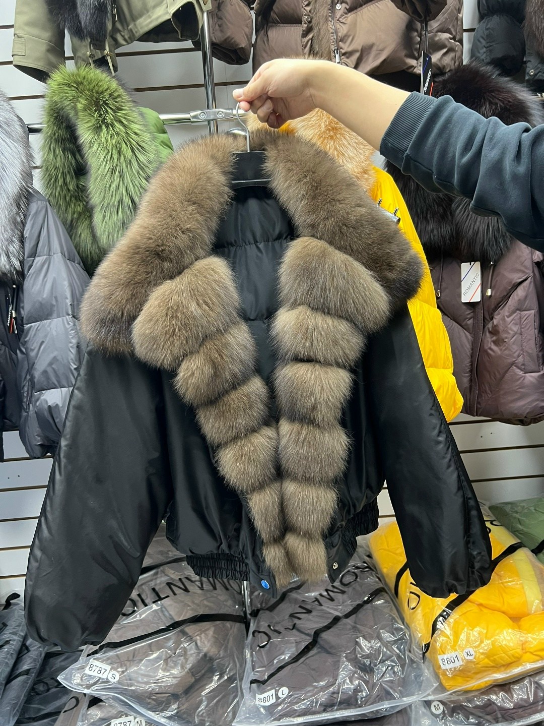 куртка-бомбер с натуральным мехом песца,пуховик с натуральным мехом,пуховик женский с натуральным мехом,курткабомбер с натуральным мехом песца,куртка с мехом