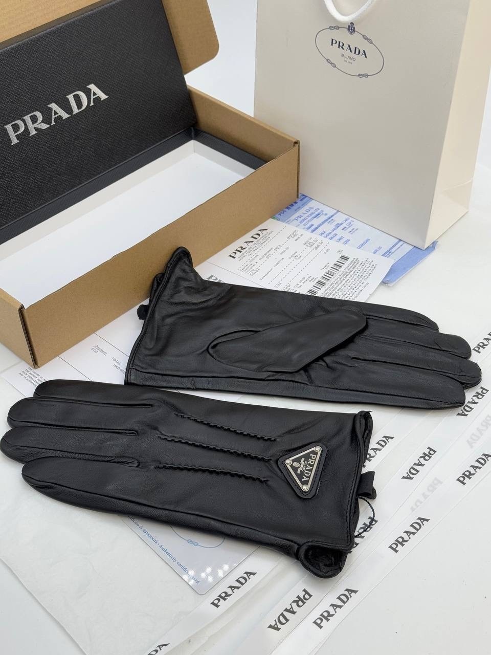 перчатки prada,кожаные перчатки prada,перчатки prada мужские,комбинированные перчатки prada,перчатки модные