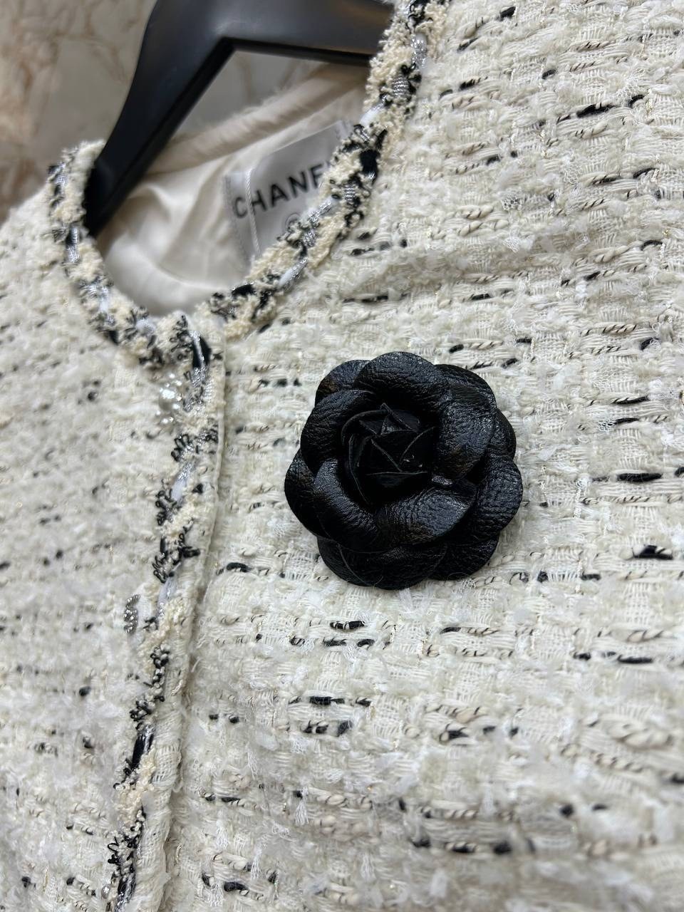 белый твидовый пиджак шанель,шанель мода,твидовый жакет chanel,женский жакет chanel,пиджак шанель