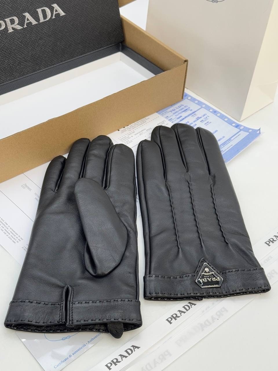 перчатки prada,перчатки модные,кожаные перчатки prada,женские перчатки,перчатки