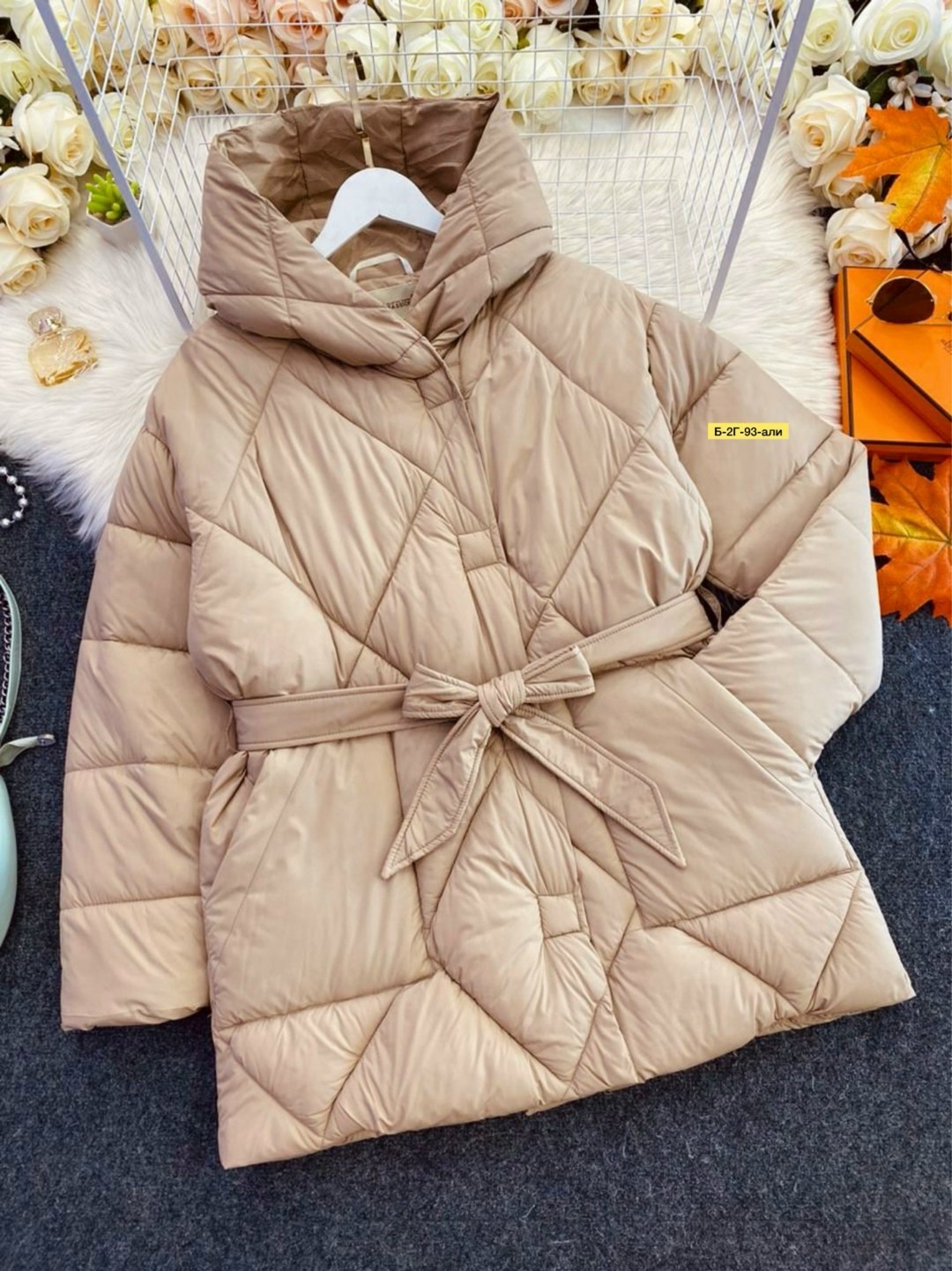 стеганая куртка с поясом и капюшоном каппучино k91 sn,куртка женская демисезонная,куртка демисезонная,куртка женская,куртка с поясом
