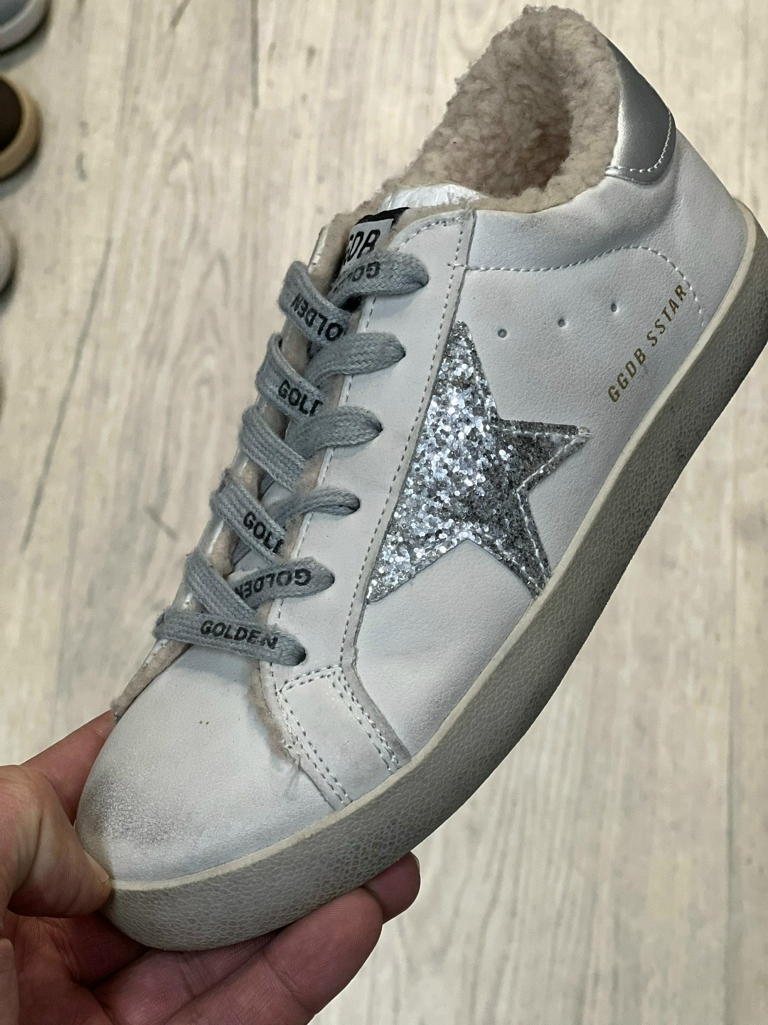 женские зимние кеды golden goose 2025-2025 серебристые,кеды женские golden goose a116527 зимние с мехом серебристые,кеды зимние с натуральным мехом golden goose premium shoes,,кеды golden goose