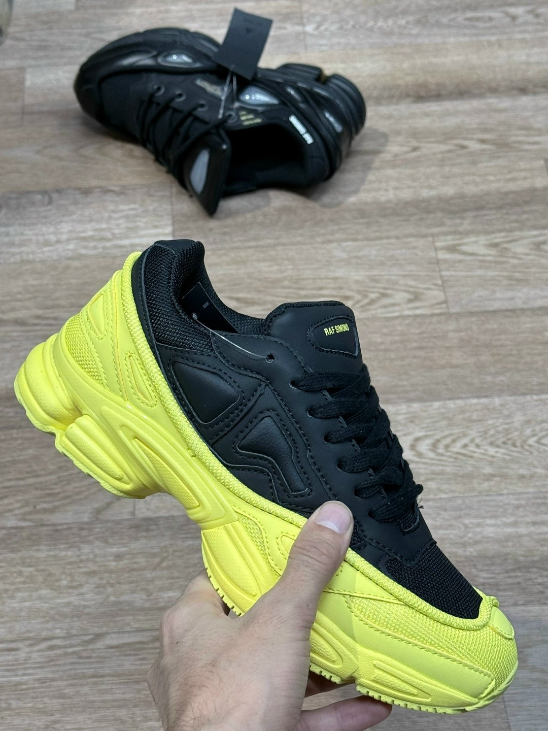 кроссовки adidas raf simons x ozweego 'tactile rose' розовый,кроссовки adidas by raf simons ozweego 3 синие с розовым,кроссовки raf simons x ozweego adidas розовый,adidas by raf simons ozweego 3 синие