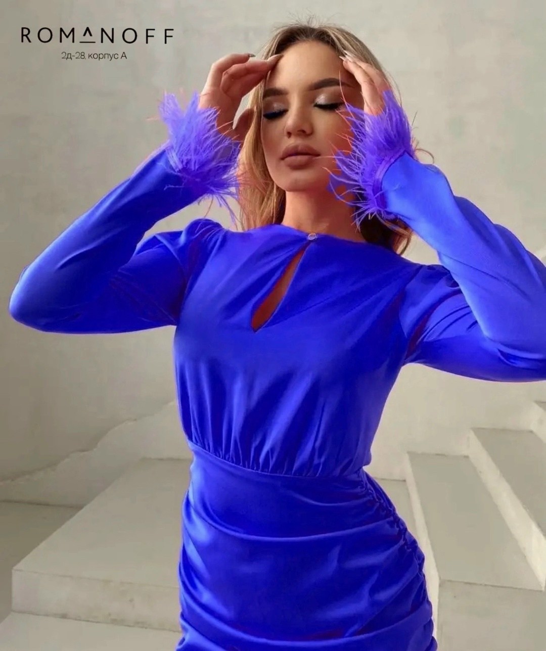 платье с перьями,платье на рукава с перьями,платье из атласа чёрного цвета с перьями страуса evgenia kolos,платье,платье женское