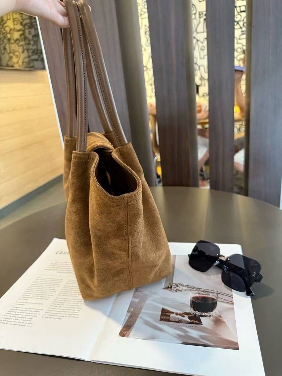 эксклюзивная замшевая сумка ysl,бежевая замшевая сумка-шоппер yves saint laurent,сумка yves saint laurent,замшевая большая сумка bea ysl cabas saint laurent цвет golden leaf,сумка женская ysl натураль