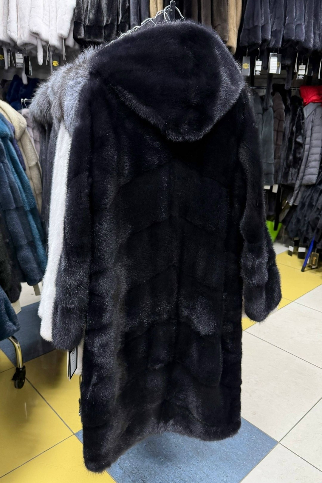 шуба норковая поперечка чёрная с капюшоном 54-56,норковая шуба с капюшоном,шуба норковая,шуба поперечка из меха норки темно-серого цвета с капюшоном,шубка из меха европейской норки с капюшоном трансфо
