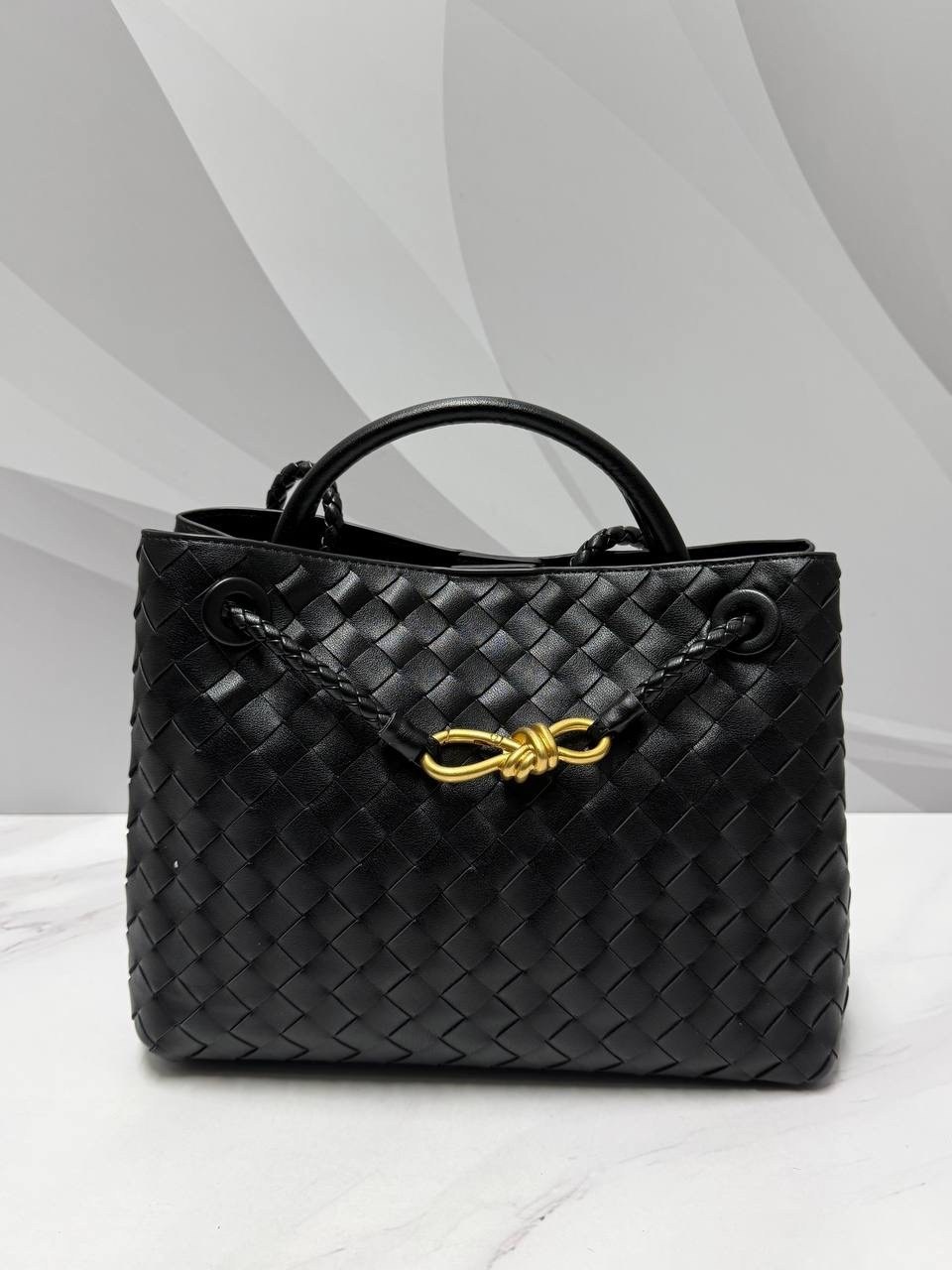 черная женская сумка bottega veneta,женская сумка bottega veneta,сумка bottega veneta,черная кожаная сумка bottega veneta andiamo medium,женская сумка