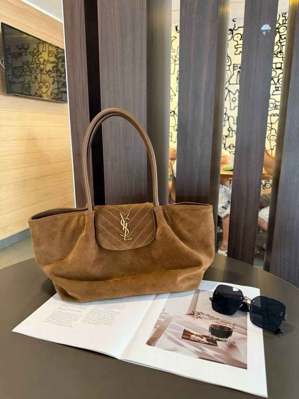 эксклюзивная замшевая сумка ysl,бежевая замшевая сумка-шоппер yves saint laurent,сумка yves saint laurent,замшевая большая сумка bea ysl cabas saint laurent цвет golden leaf,сумка женская ysl натураль