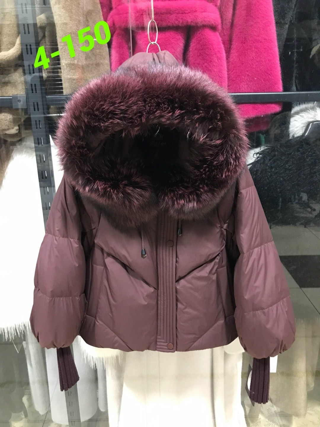 женский пуховик с большим воротником из меха енота,зимняя куртка-пуховик,женская куртка-пуховик с воротником из натурального меха енота,женский пуховик на утином пуху с большим воротником из меха енот