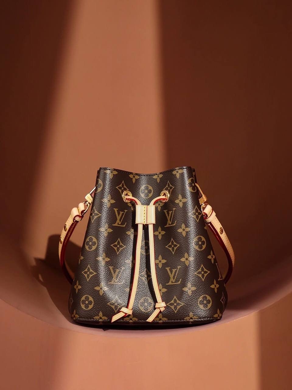 louis vuitton сумка ведро,louis vuitton сумка,сумка ведро луи виттон,женская сумка louis vuitton,louis vuitton сумка на плечо