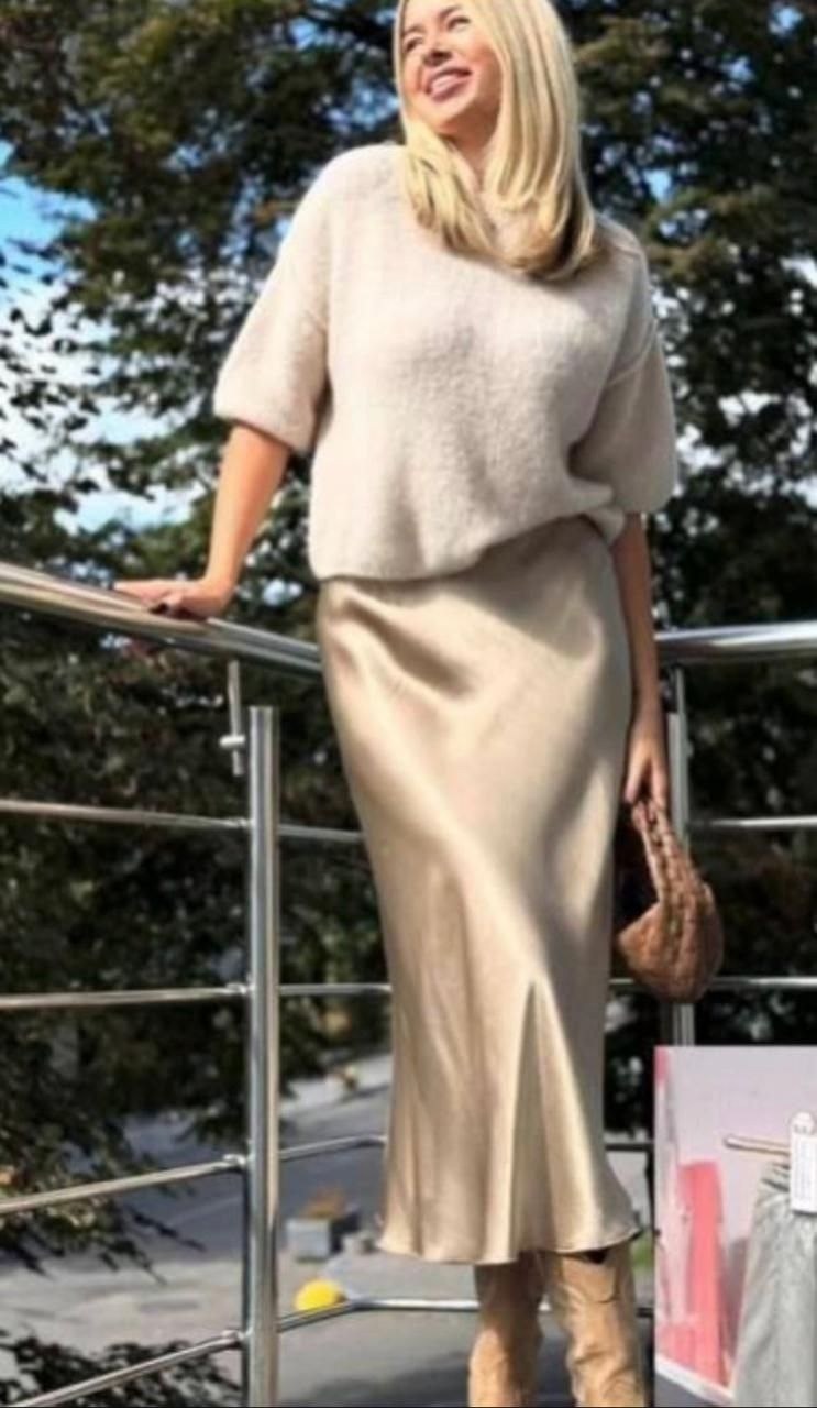 атласные юбки,образы с атласной юбкой,атласная юбка с кофтой,шелковая юбка и свитер,атласная юбка миди