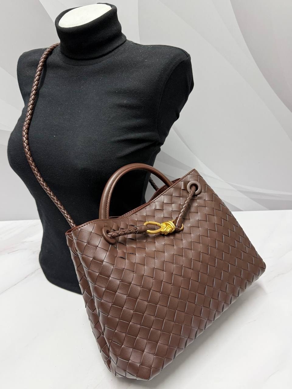 черная женская сумка bottega veneta,женская сумка bottega veneta,сумка bottega veneta,черная кожаная сумка bottega veneta andiamo medium,женская сумка