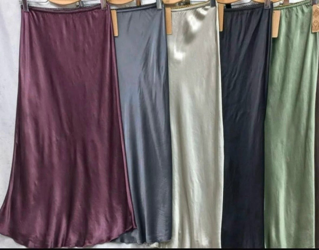 атласные юбки,шелковая юбка,бежевая юбка,атласная юбка и свитер,атласная юбка миди