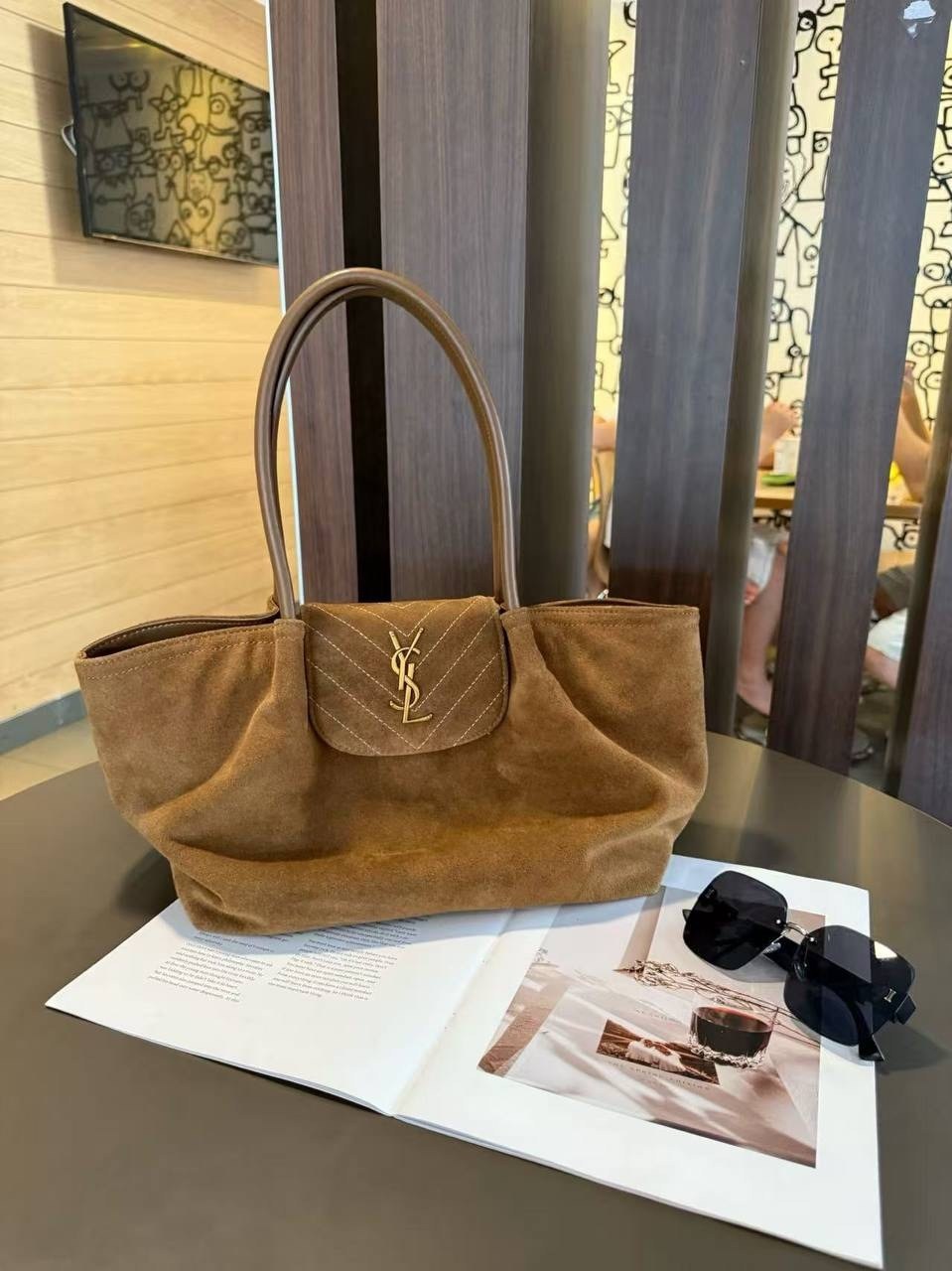 эксклюзивная замшевая сумка ysl,бежевая замшевая сумка-шоппер yves saint laurent,сумка yves saint laurent,замшевая большая сумка bea ysl cabas saint laurent цвет golden leaf,сумка женская ysl натураль