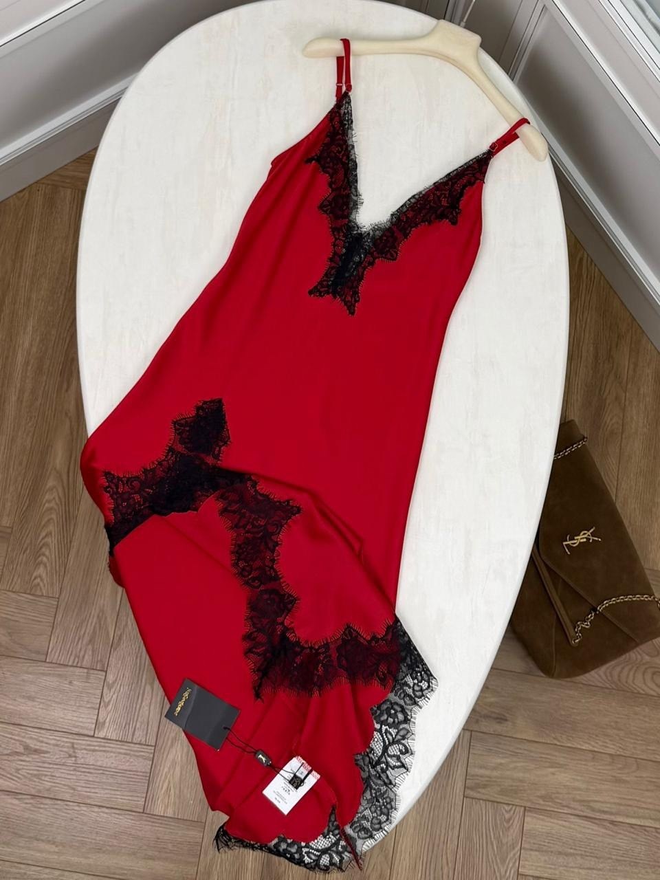 красное платье комбинация,красное шелковое платье на бретельках,шелковое платье комбинация,платье комбинации,шелковое платье