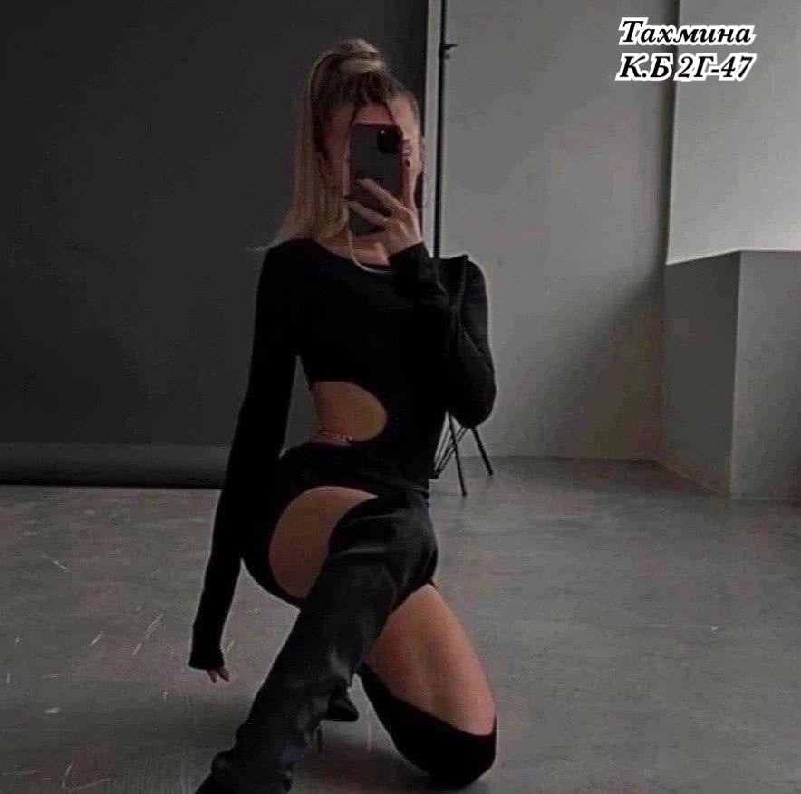 платье черное,мини платье с вырезом и цепочкой tiami,черное платье с вырезом и цепочкой,платье с цепочкой,женщина в черном облегающем платье