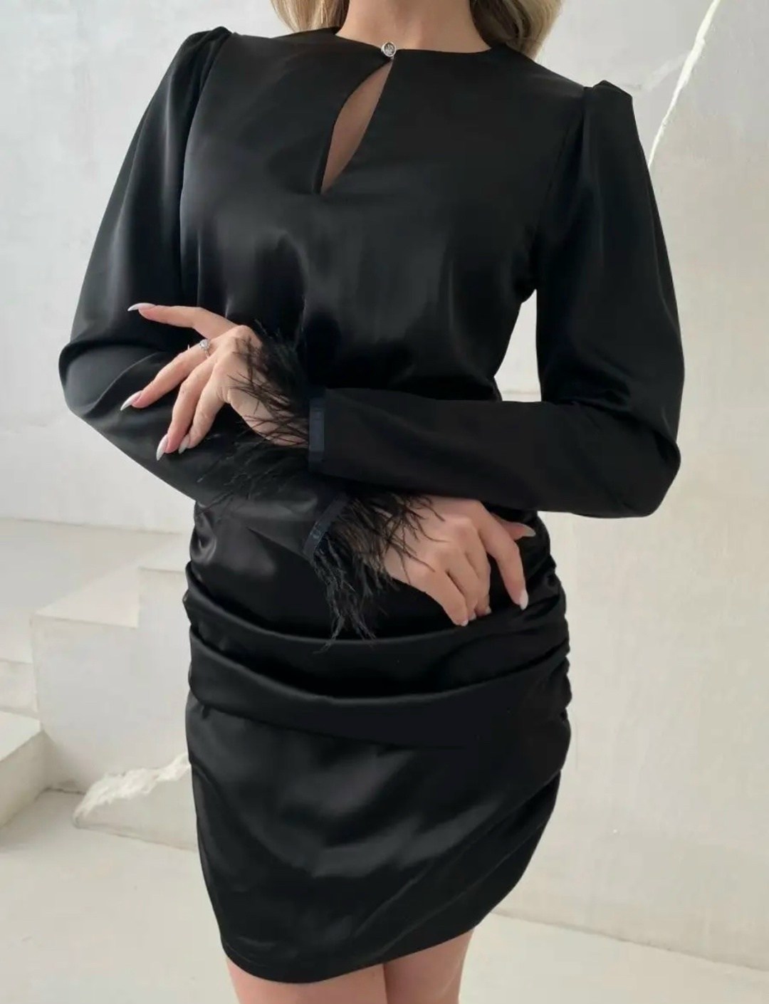 платье с перьями,платье на рукава с перьями,платье из атласа чёрного цвета с перьями страуса evgenia kolos,платье,платье женское