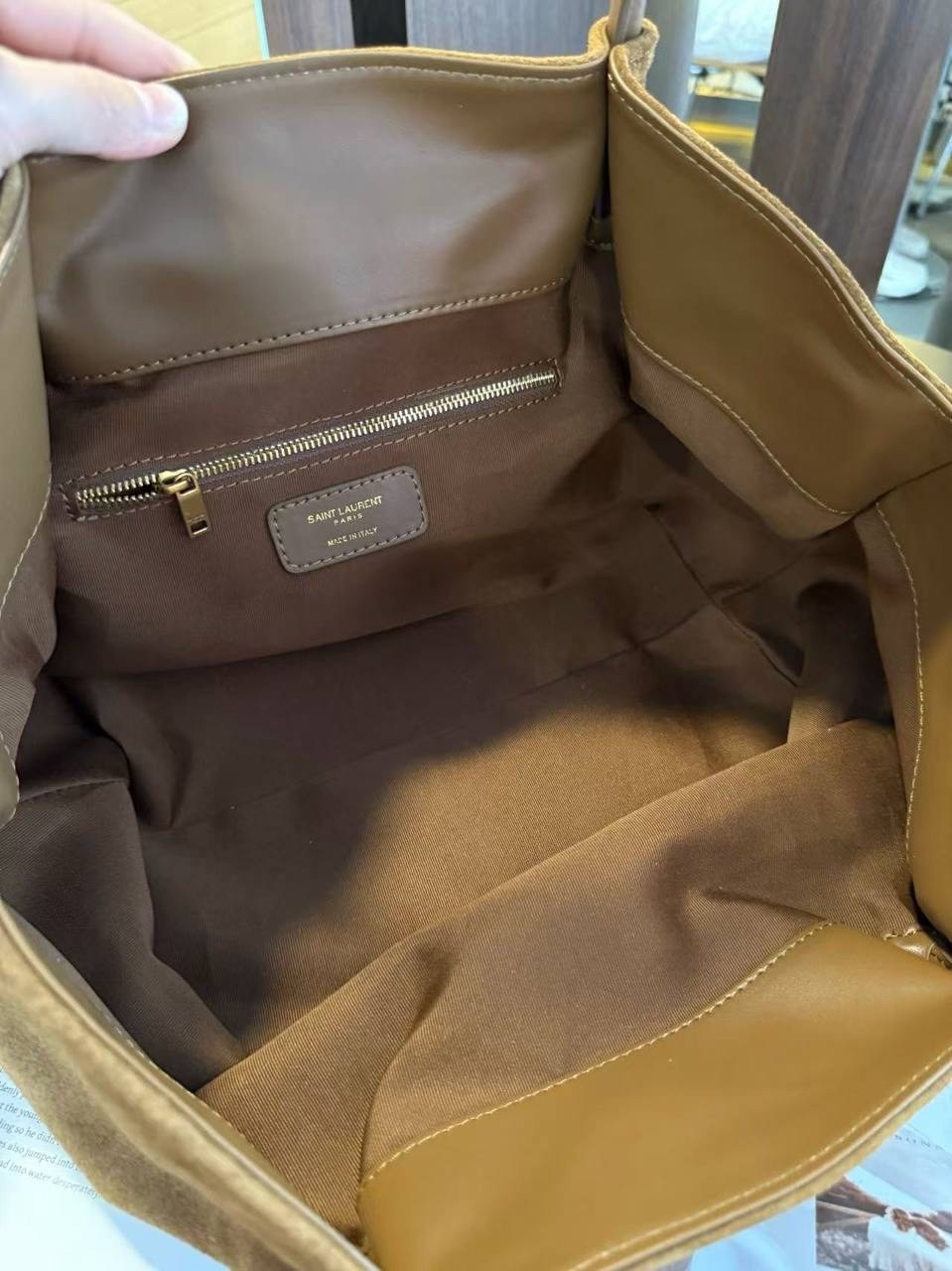 эксклюзивная замшевая сумка ysl,бежевая замшевая сумка-шоппер yves saint laurent,сумка yves saint laurent,замшевая большая сумка bea ysl cabas saint laurent цвет golden leaf,сумка женская ysl натураль