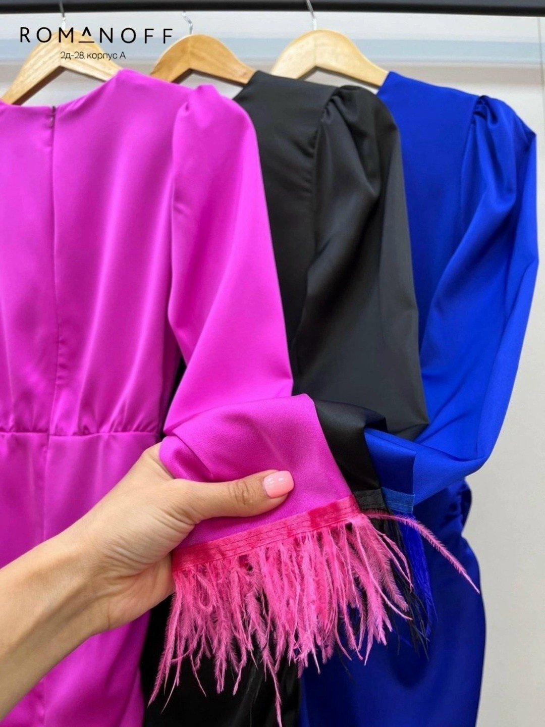 платье с перьями,платье на рукава с перьями,платье из атласа чёрного цвета с перьями страуса evgenia kolos,платье,платье женское