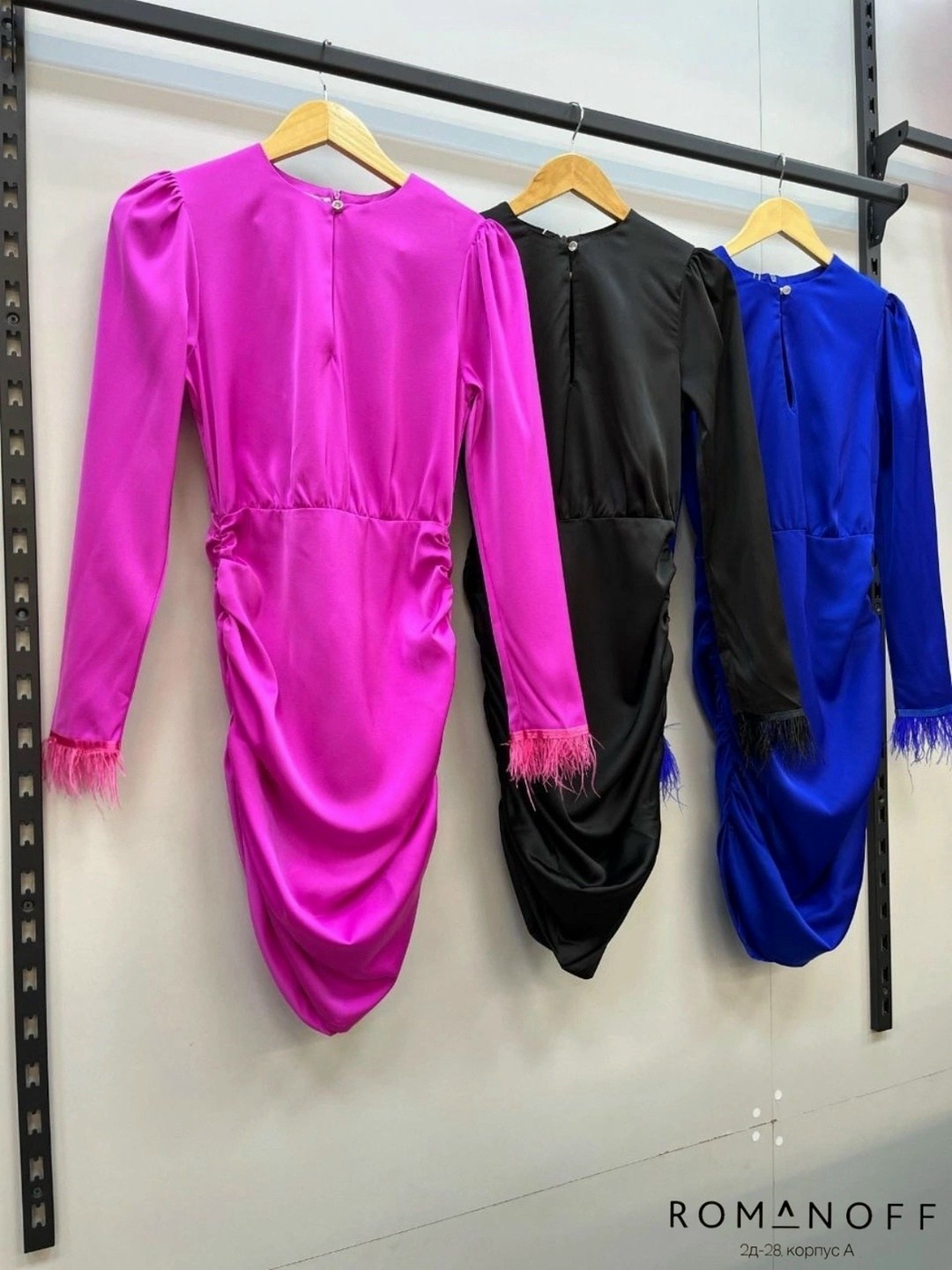 платье с перьями,платье на рукава с перьями,платье из атласа чёрного цвета с перьями страуса evgenia kolos,платье,платье женское