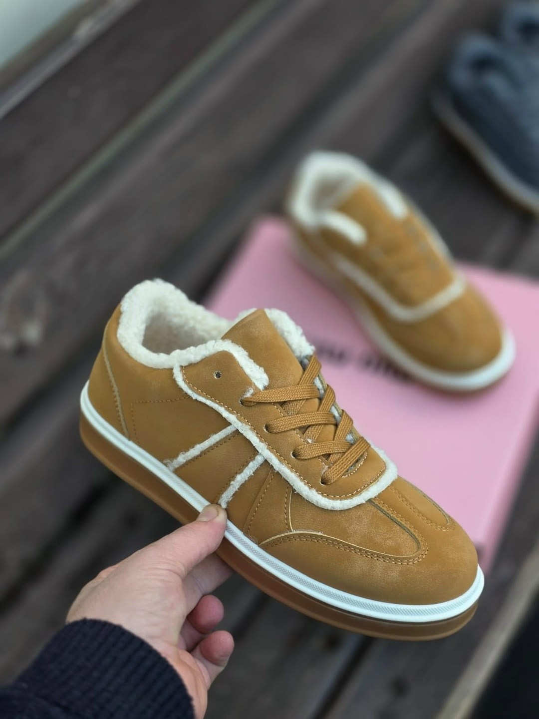 ,кеды зимние замшевые с мехом derio,кеды зимние замшевые с мехом derio цвет черный,зимние женские кроссовки из замши с мехом loro piana черные,замшевые кроссовки