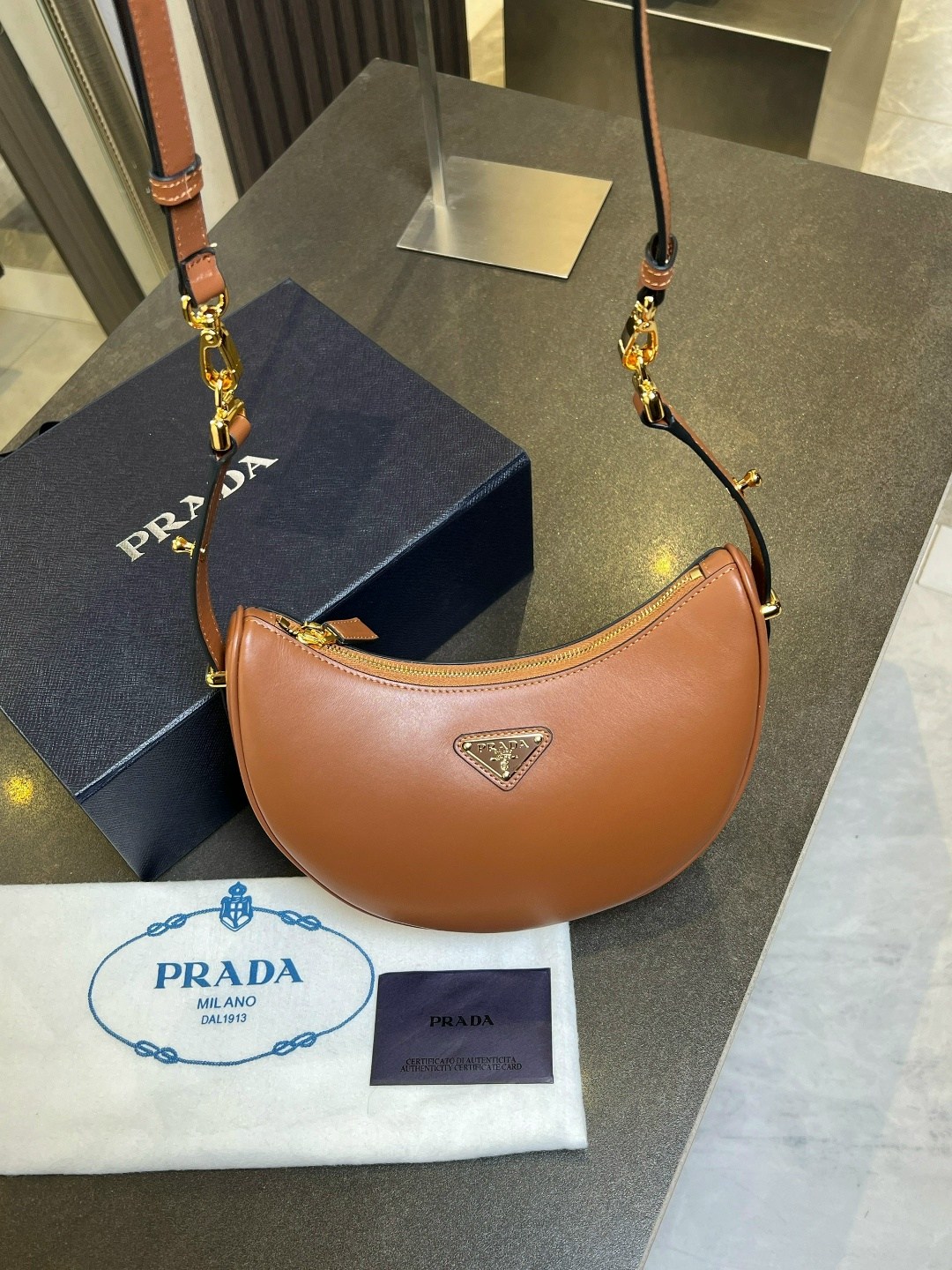 прада сумка,сумка prada,женская сумка prada,prada сумка на плечо,сумка