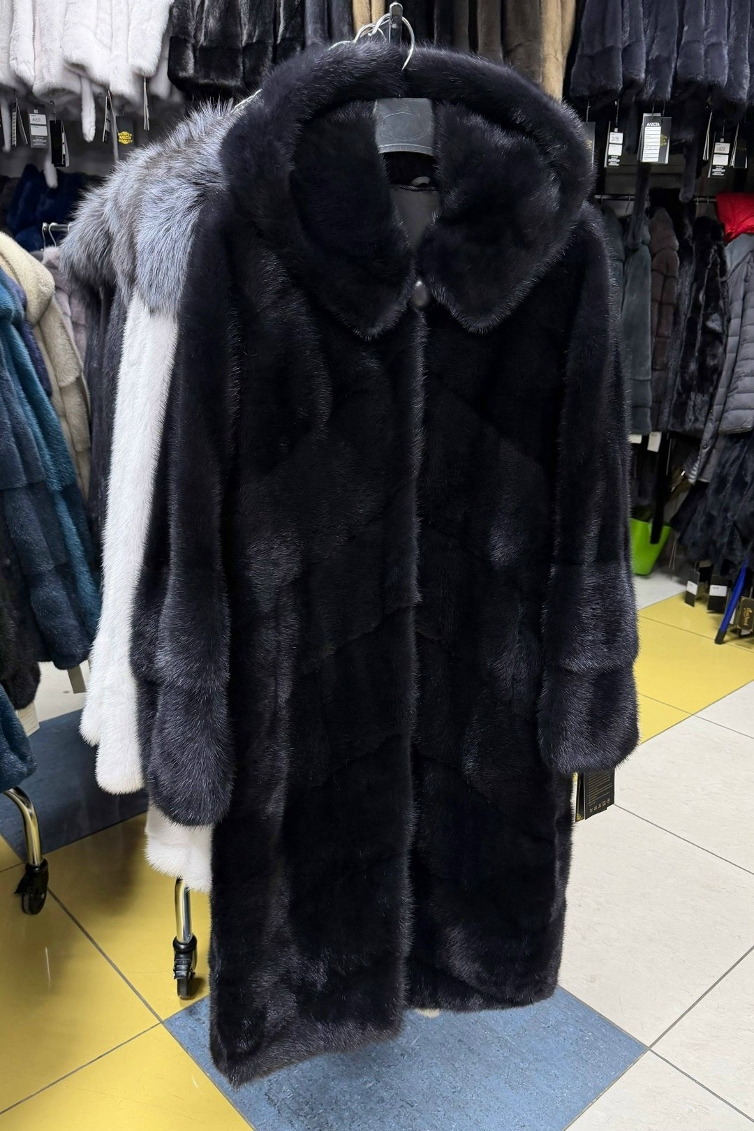 шуба норковая поперечка чёрная с капюшоном 54-56,норковая шуба с капюшоном,шуба норковая,шуба поперечка из меха норки темно-серого цвета с капюшоном,шубка из меха европейской норки с капюшоном трансфо