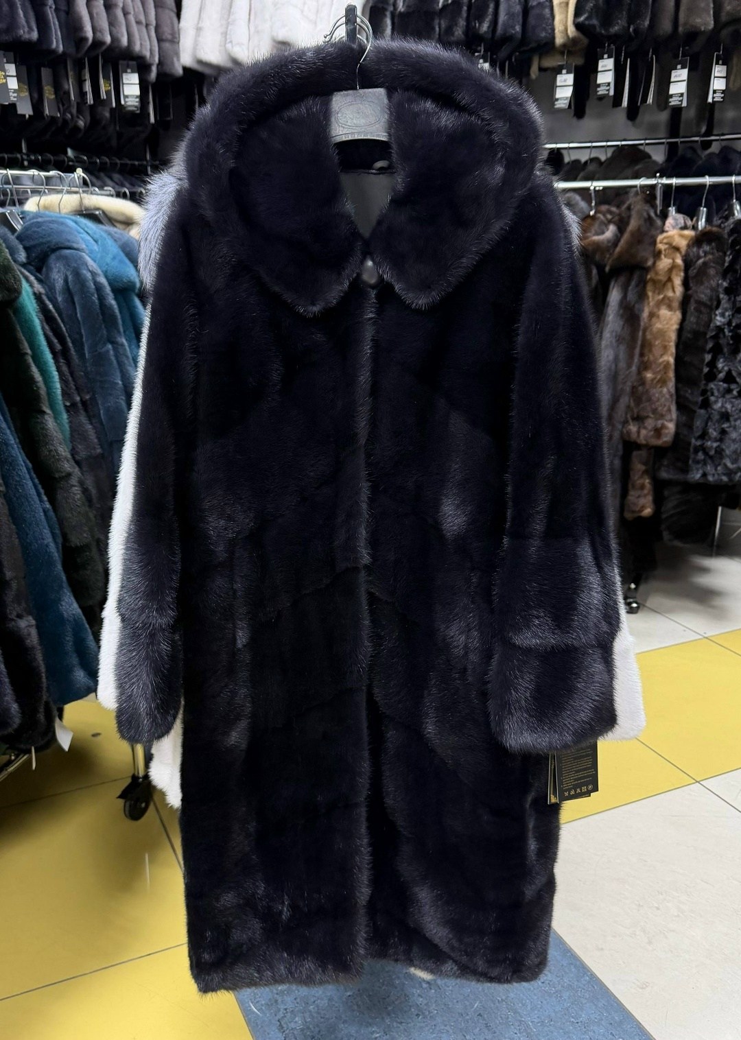 шуба норковая поперечка чёрная с капюшоном 54-56,норковая шуба с капюшоном,шуба норковая,шуба поперечка из меха норки темно-серого цвета с капюшоном,шубка из меха европейской норки с капюшоном трансфо