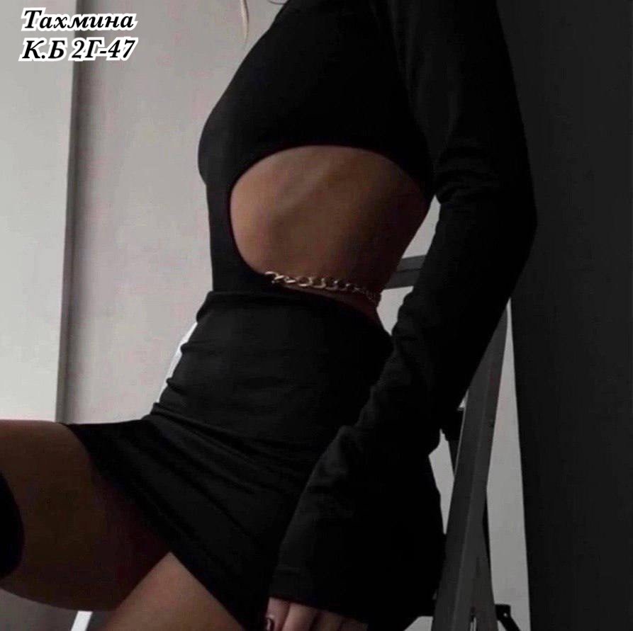 платье черное,мини платье с вырезом и цепочкой tiami,черное платье с вырезом и цепочкой,платье с цепочкой,женщина в черном облегающем платье