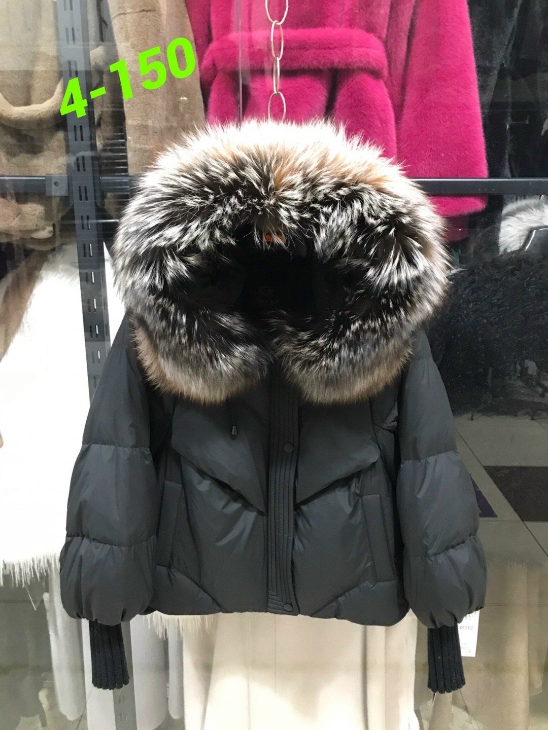 женский пуховик с большим воротником из меха енота,зимняя куртка-пуховик,женская куртка-пуховик с воротником из натурального меха енота,женский пуховик на утином пуху с большим воротником из меха енот