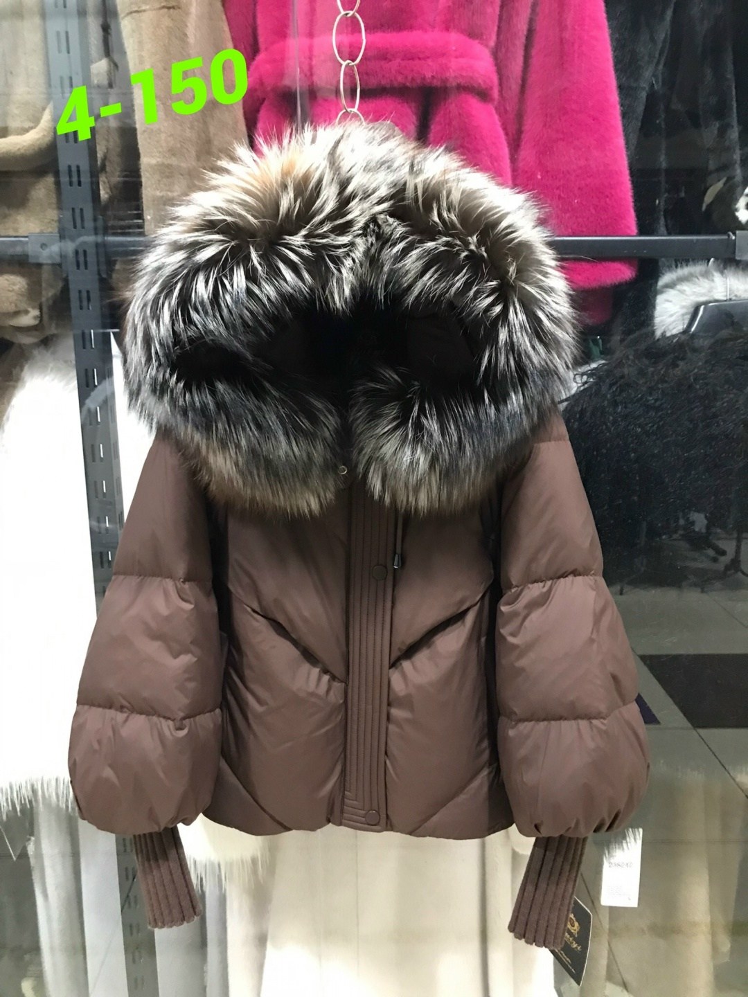 женский пуховик с большим воротником из меха енота,зимняя куртка-пуховик,женская куртка-пуховик с воротником из натурального меха енота,женский пуховик на утином пуху с большим воротником из меха енот