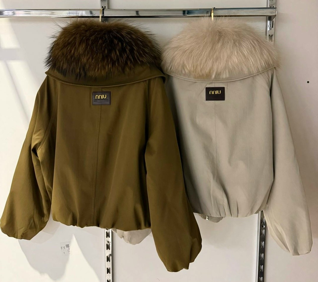 женская куртка на утином пуху с воротником из натурального меха енота,женская куртка с натуральным мехом,женская куртка с натуральным лисьим мехом,пуховик furtjy женский с воротником из меха енота,жен