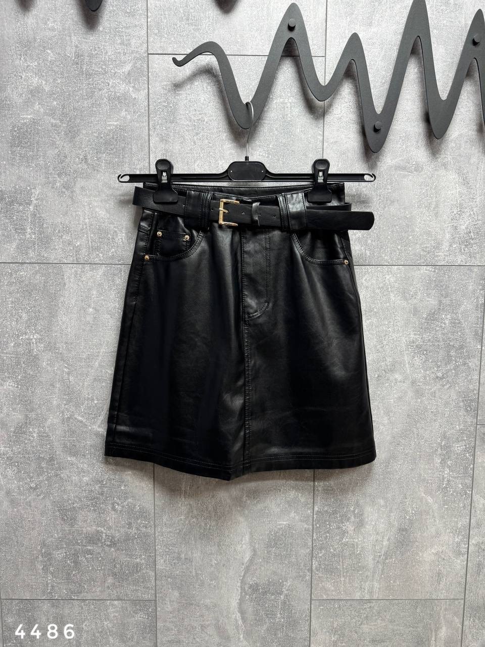 стиль одежды,стильные наряды,кожаная юбка мини,наряд