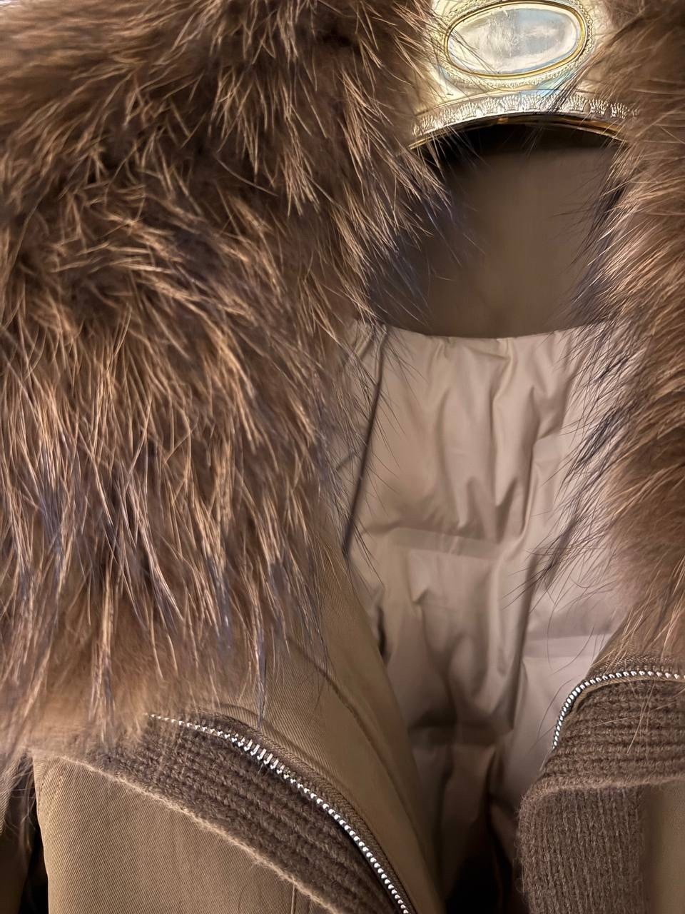 женская куртка на утином пуху с воротником из натурального меха енота,женская куртка с натуральным мехом,женская куртка с натуральным лисьим мехом,пуховик furtjy женский с воротником из меха енота,жен