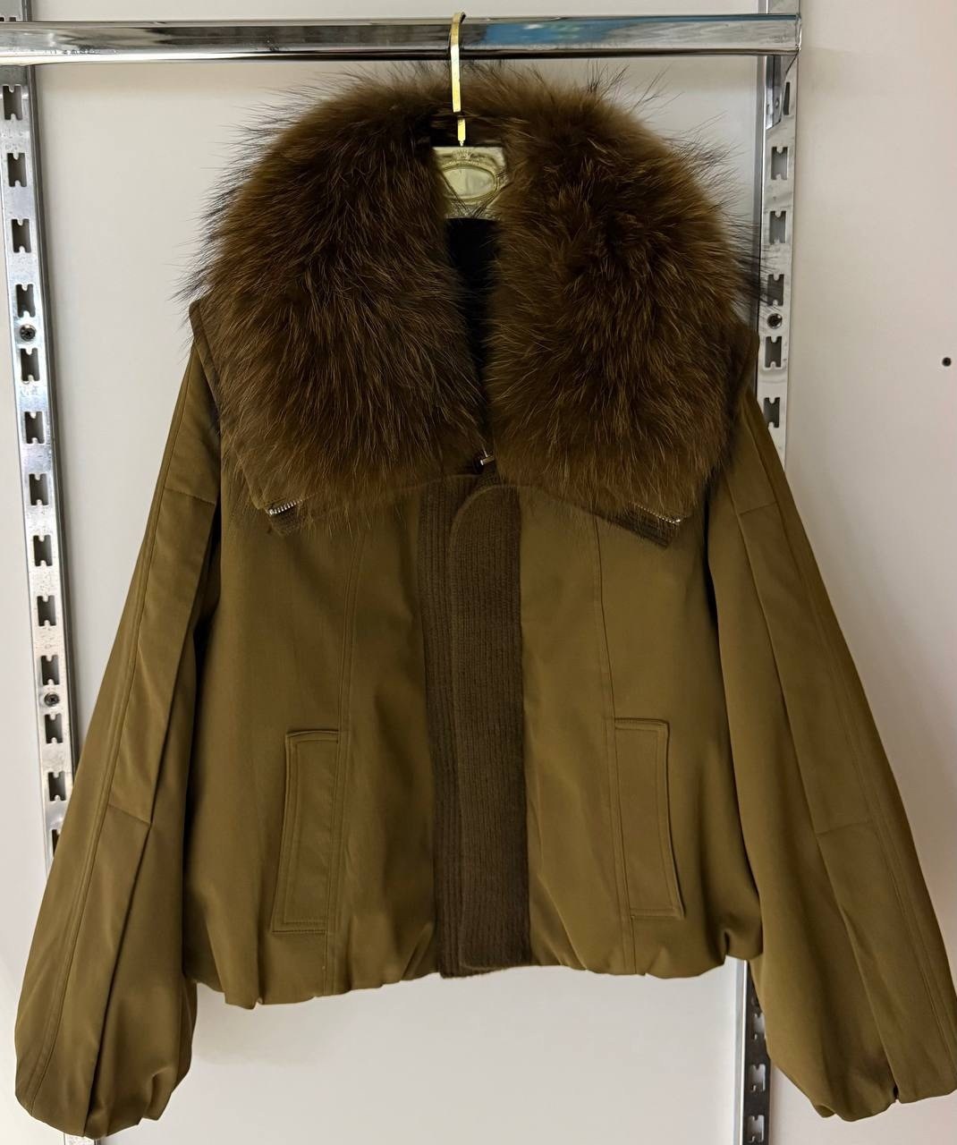 женская куртка на утином пуху с воротником из натурального меха енота,женская куртка с натуральным мехом,женская куртка с натуральным лисьим мехом,пуховик furtjy женский с воротником из меха енота,жен