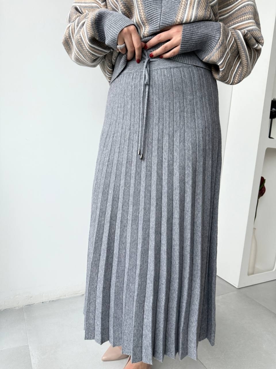 костюм юбка плиссе и свитер с горлом вязаный fabfaash,юбка макси плиссе плиссированная,серая плиссированная юбка,серая юбка плиссе миди,юбка плиссе