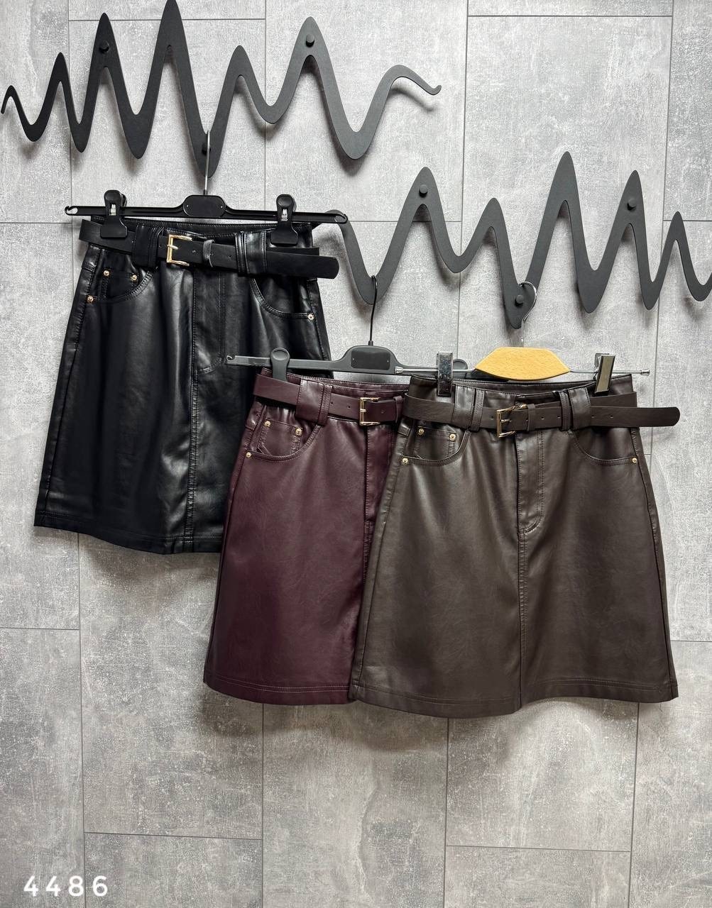 стиль одежды,стильные наряды,кожаная юбка мини,наряд