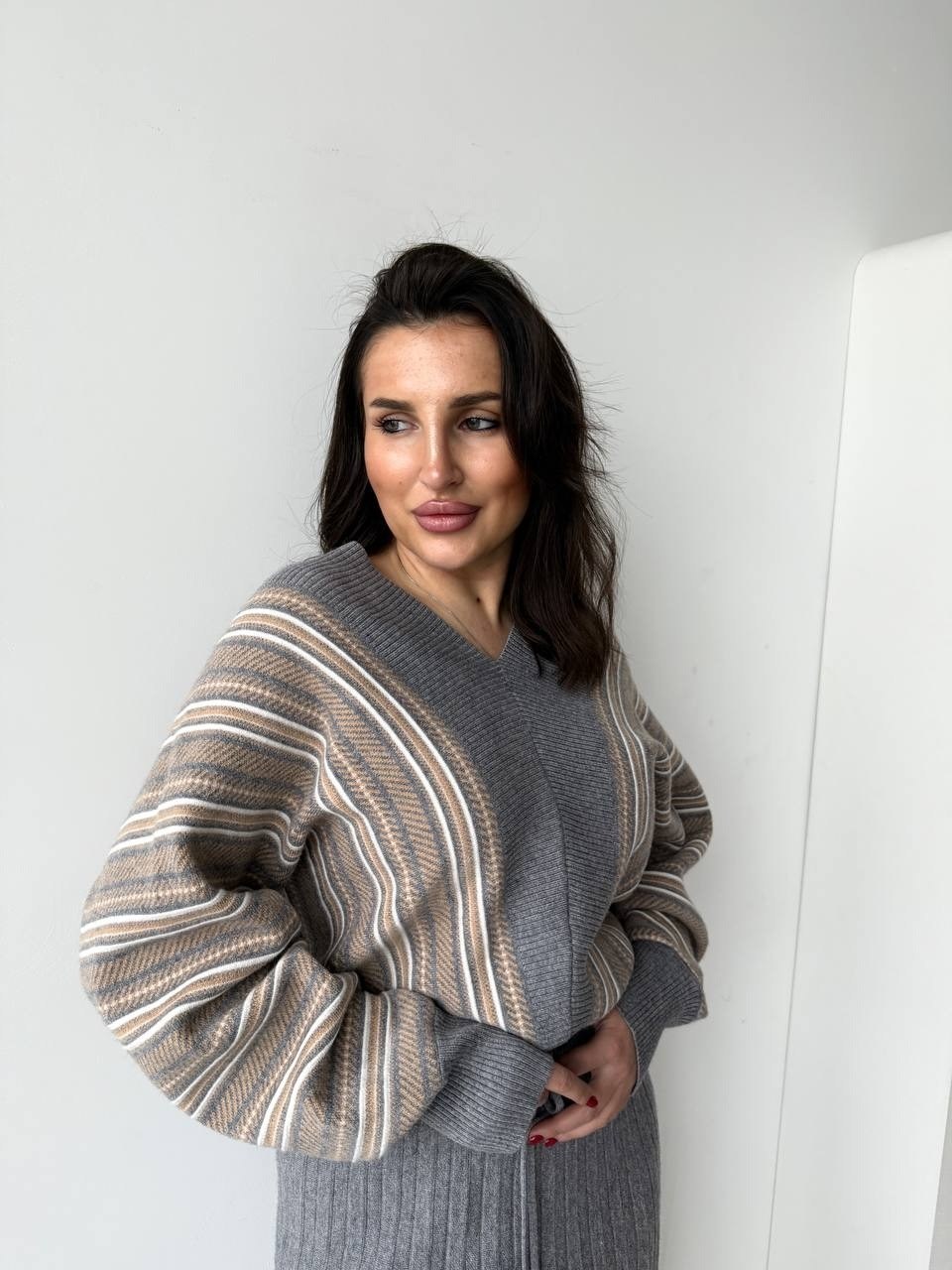 костюм юбка плиссе и свитер с горлом вязаный fabfaash,юбка макси плиссе плиссированная,серая плиссированная юбка,серая юбка плиссе миди,юбка плиссе