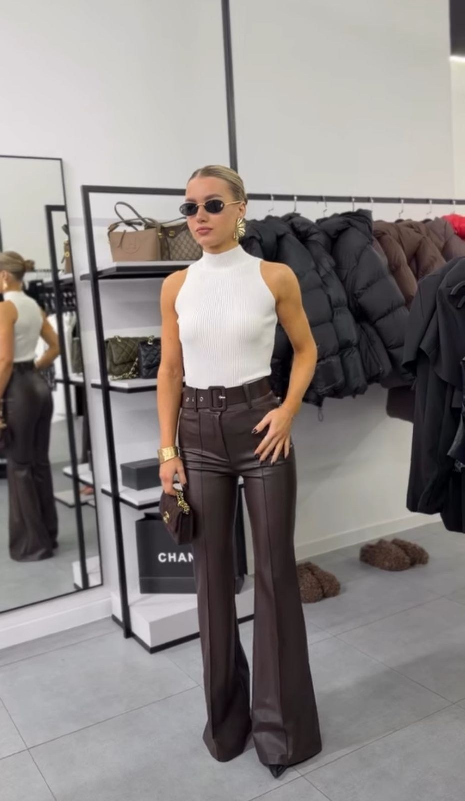 брюки кожаные клеш,черные брюки клеш,брюки клеш из экокожи,брюки экокожа клёш,модные кожаные брюки 2025 женские