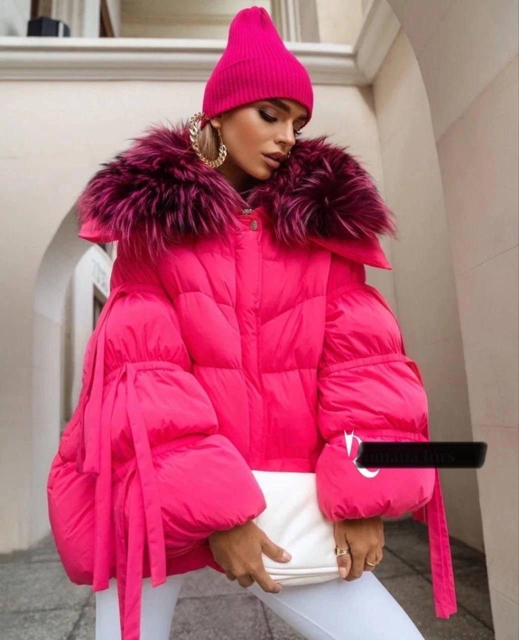 розовый пуховик с меховым капюшоном,пуховик розовый,женский пуховик,женский пуховик розового цвета,пуховик с розовым мехом на капюшоне