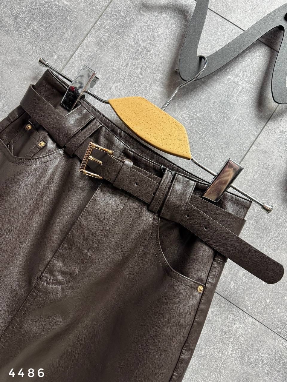 стиль одежды,стильные наряды,кожаная юбка мини,наряд