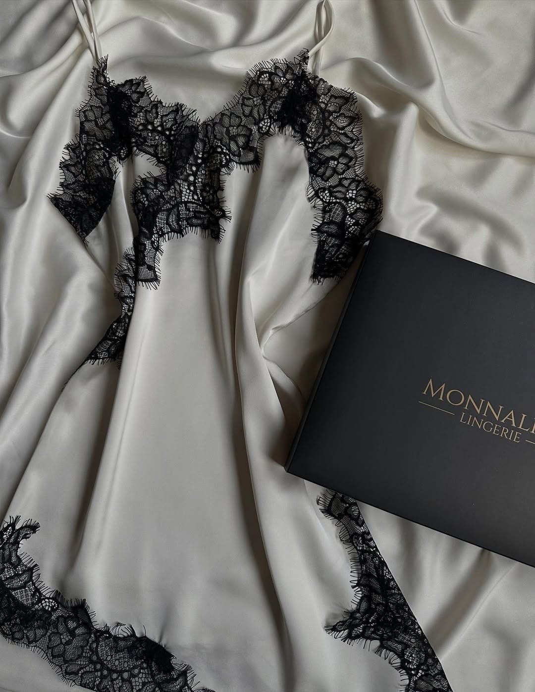 интимиссими сорочка шелковая,intimissimi комбинация из шелка,шелковый топ intimissimi,интимиссими топы из шелка,сорочка с кружевом