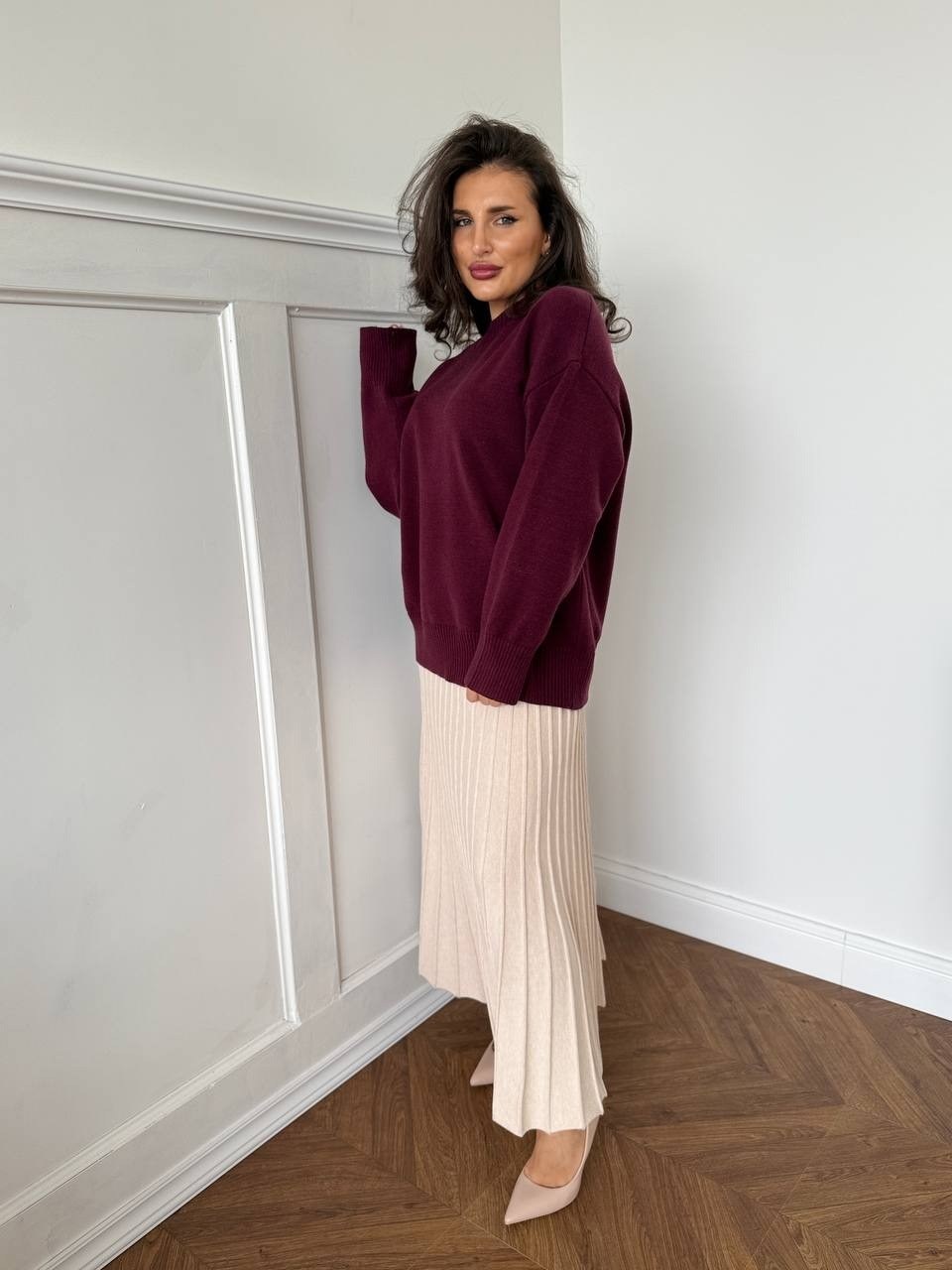 свитер оверсайз,джемпер,джемпер бежевый,юбка плиссе,трикотажные плиссированные юбки
