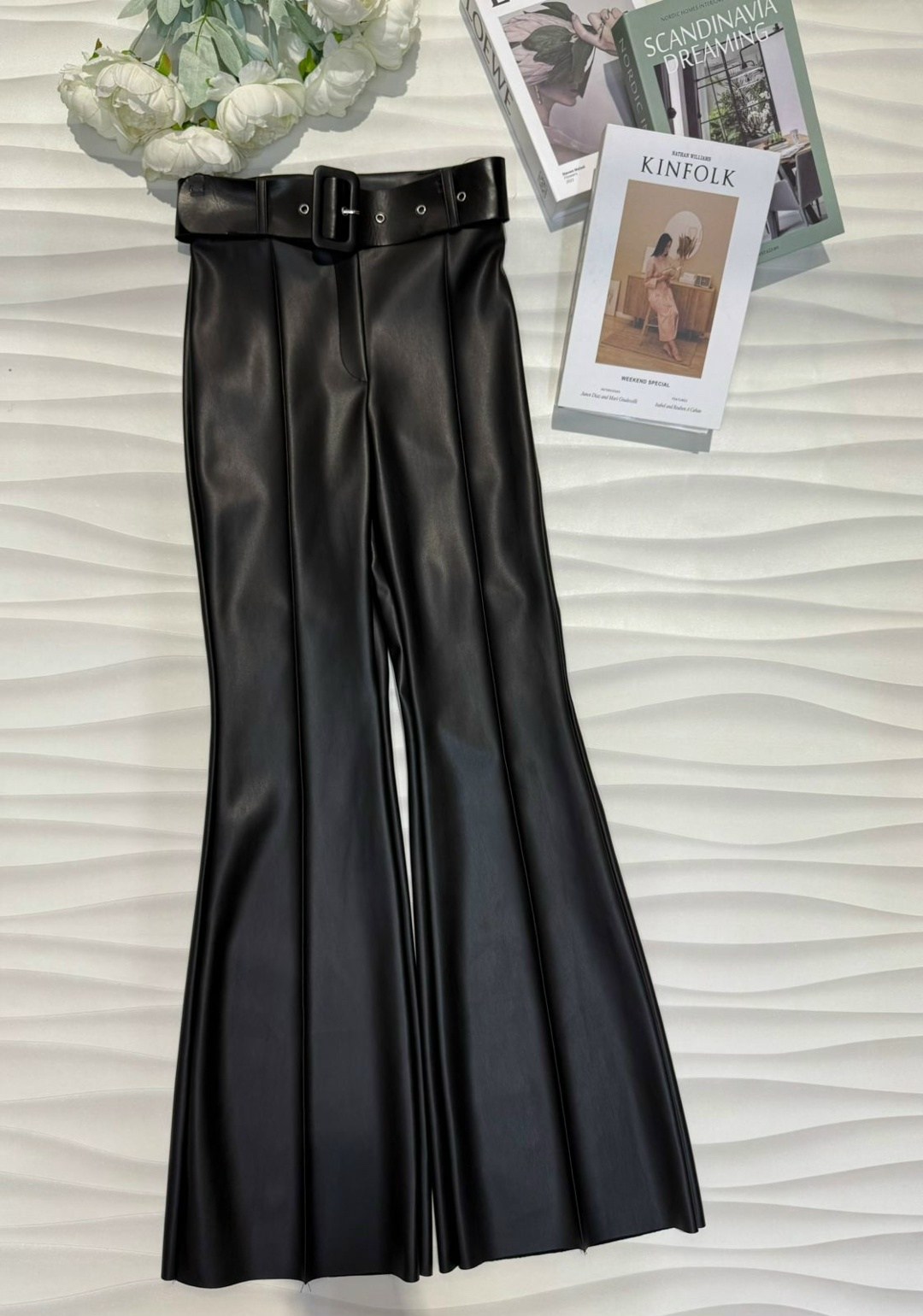 брюки кожаные клеш,черные брюки клеш,брюки клеш из экокожи,брюки экокожа клёш,модные кожаные брюки 2025 женские