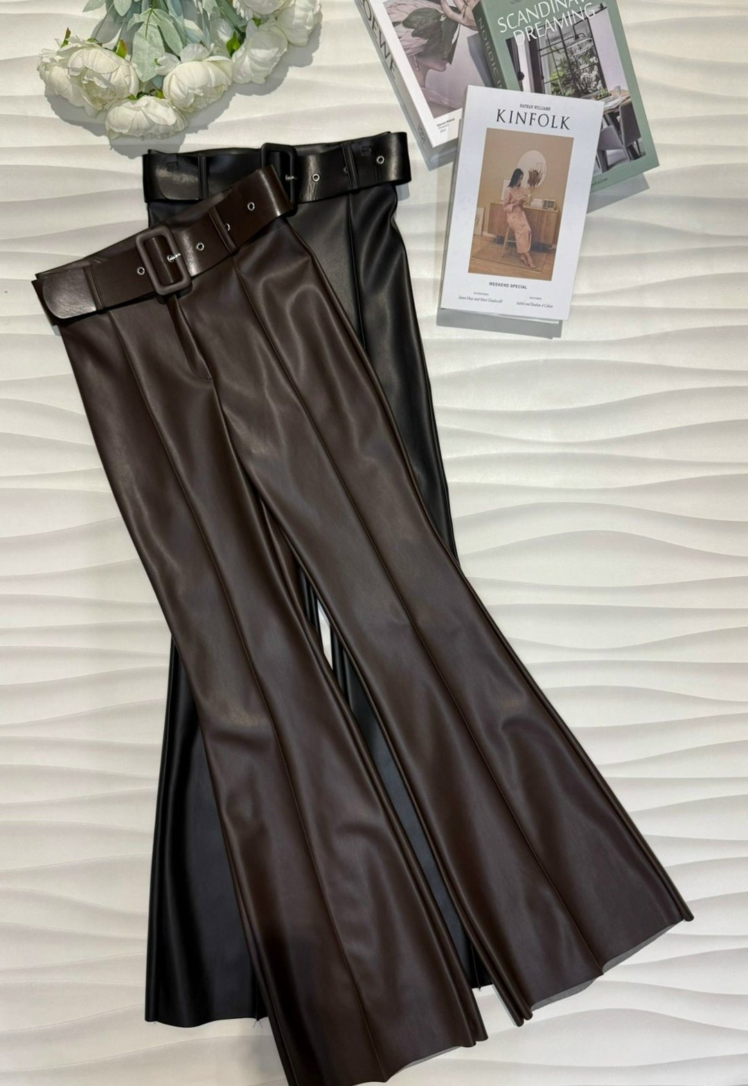брюки кожаные клеш,черные брюки клеш,брюки клеш из экокожи,брюки экокожа клёш,модные кожаные брюки 2025 женские
