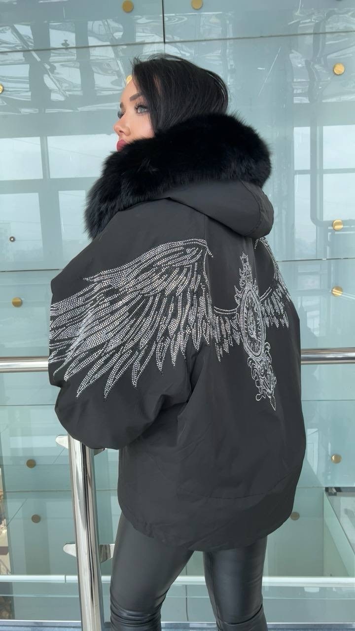 парка бомбер с мехом песца,куртка со стразами с меховой подстежкой,куртка со стразами на меху,куртка бомбер,куртка с крыльями из страз
