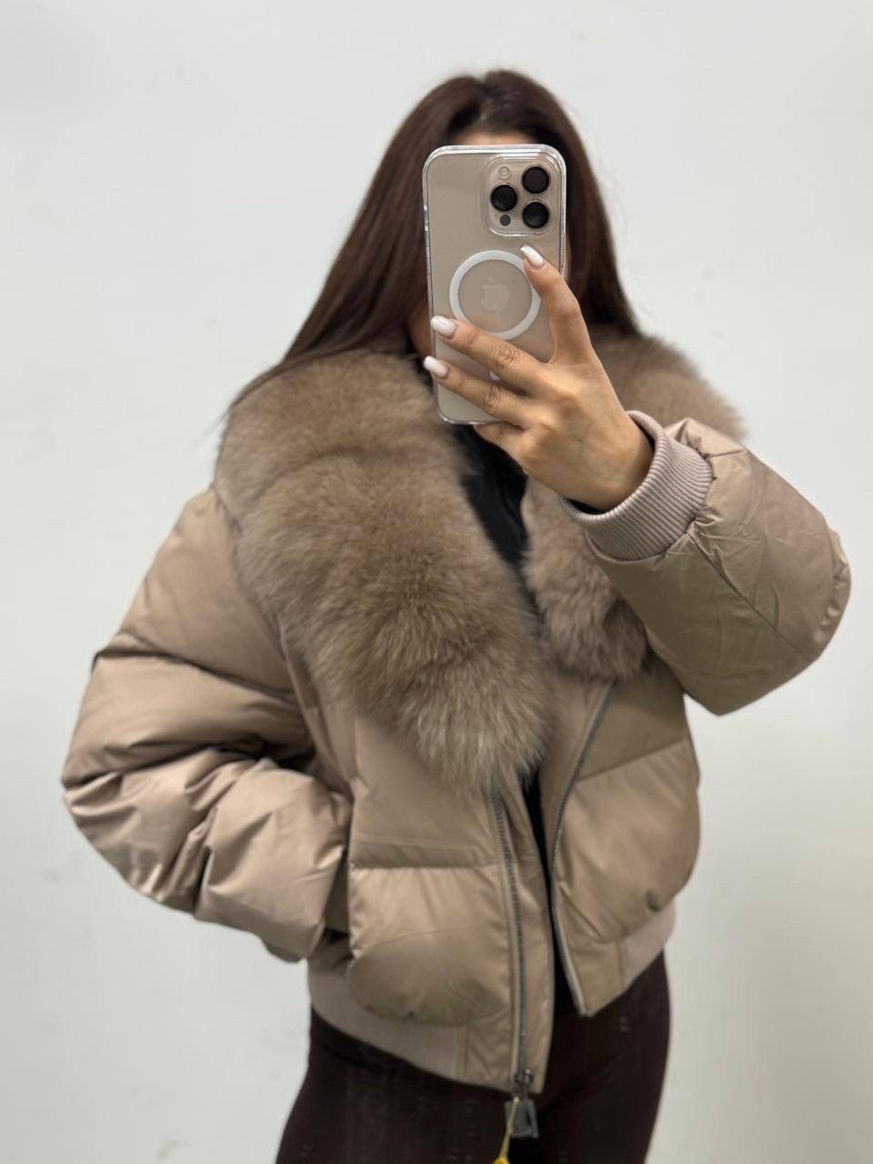 женский пуховик с воротником из лисьего меха,женский пуховик на гусином пуху с воротником из лисьего меха,женский пуховик на белом утином пуху с воротником из натурального лисьего меха,короткий пухови