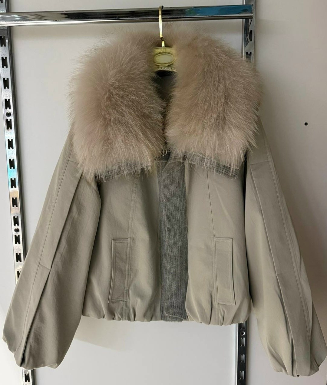 женская куртка на утином пуху с воротником из натурального меха енота,женская куртка с натуральным мехом,женская куртка с натуральным лисьим мехом,пуховик furtjy женский с воротником из меха енота,жен