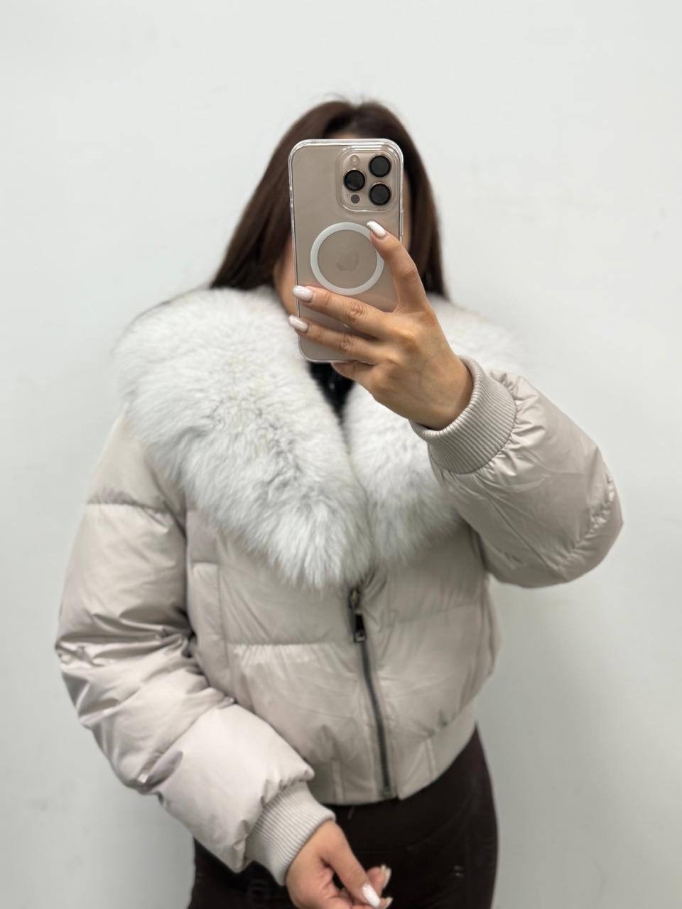 женский пуховик с воротником из лисьего меха,женский пуховик на гусином пуху с воротником из лисьего меха,женский пуховик на белом утином пуху с воротником из натурального лисьего меха,короткий пухови